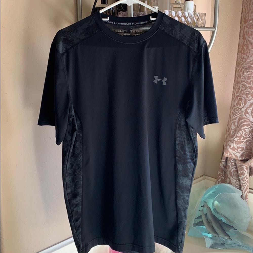 Men’s Black Camouflage Under Armour shirt